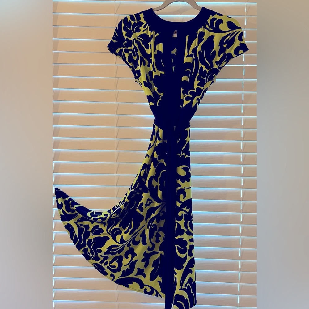 Key-hole patterned dress. - Picture 2 of 4